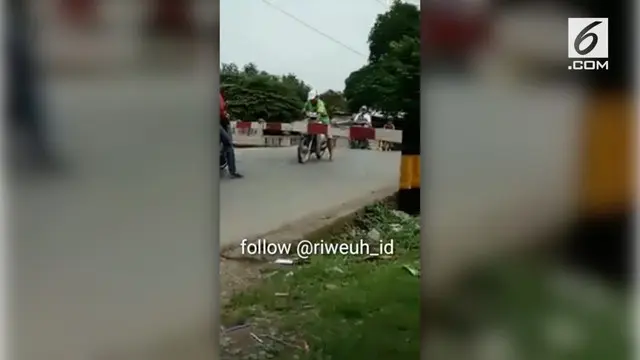 VIDEO: Pemotor Buka Paksa Palang Pintu saat Kereta Hampir Melintas