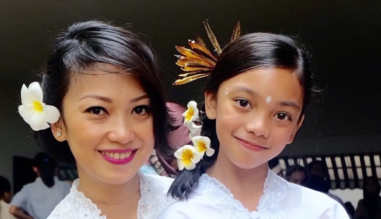 Kebaya bergaya Bali rupanya sudah dipakai Naura sejak kelas 5 SD (Foto: Instagram @naura.ayu)