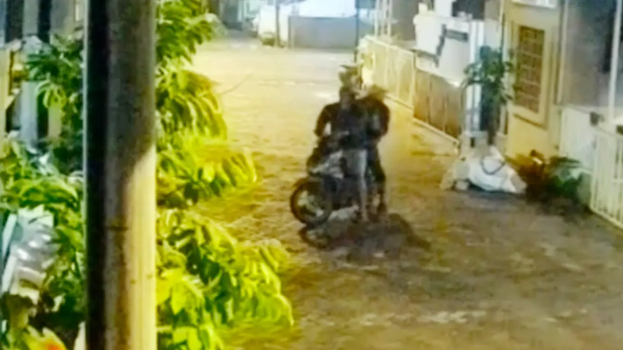 Pelaku maling motor di Gresik terekam CCTV. (Istimewa)