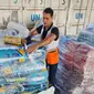 Seorang pekerja PBB menyiapkan bantuan untuk didistribusikan kepada warga Palestina di gudang UNRWA di Deir Al-Balah, Jalur Gaza, pada 23 Oktober 2023. (AP)