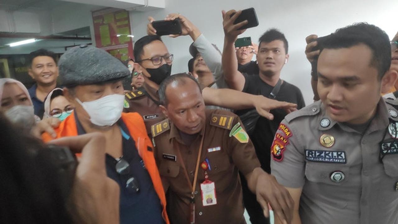 Mantan Bupati Indragiri Hilir, Indra Muchlis Adnan, tersangka korupsi penyertaan modal sewaktu ditahan oleh Kejati Riau.