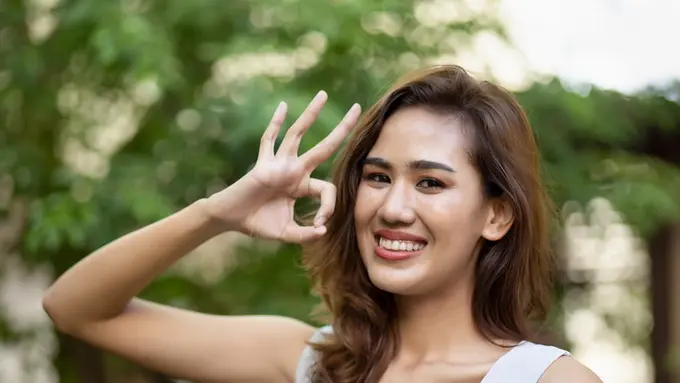 dewasa mandiri tersenyum