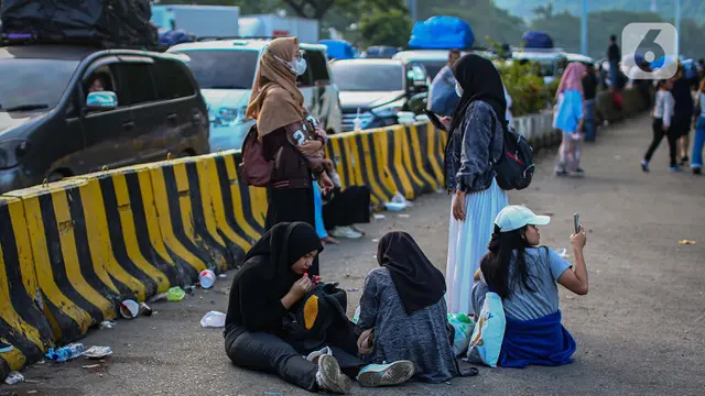 Antre Semalaman Para Pemudik Terpaksa Tidur di Dermaga Pelabuhan