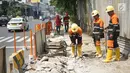 Pekerja membongkar jalur pejalan kaki (trotoar) di Jalan Cikini Raya, Jakarta, Jumat (14/6/2019). Pemprov DKI bakal melakukan revitalisasi  trotoar di Jalan Cikini Raya dan Jalan Kramat Raya sepanjang 10 kilometer dengan anggaran sebesar Rp75 miliar. (Liputan6.com/Immanuel Antonius)