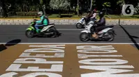 Kendaraan Roda dua melintasi Jalur Khusus Sepeda Motor dijalan Medan Merdeka Barat, Jakarta, Jumat (21/8/2020). Pemprov DKI Jakarta mengeluarkan Pergub Nomor 80 Tahun 2020 tentang Pelaksanaan PSBB Pada Masa Transisi Menuju Masyarakat Sehat, Aman, dan Produktif. (Liputan6.com/Johan Tallo)