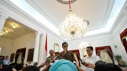 Presiden Joko Widodo bersama Dubes RI untuk Brasil Toto Riyanto didampingi Menlu Retno LP Marsudi, menggelar jumpa pers usai mengadakan pertemuan mendadak dan tertutup di Istana Merdeka, Jakarta, Selasa (24/2/2015). (Liputan6.com/Faizal Fanani)