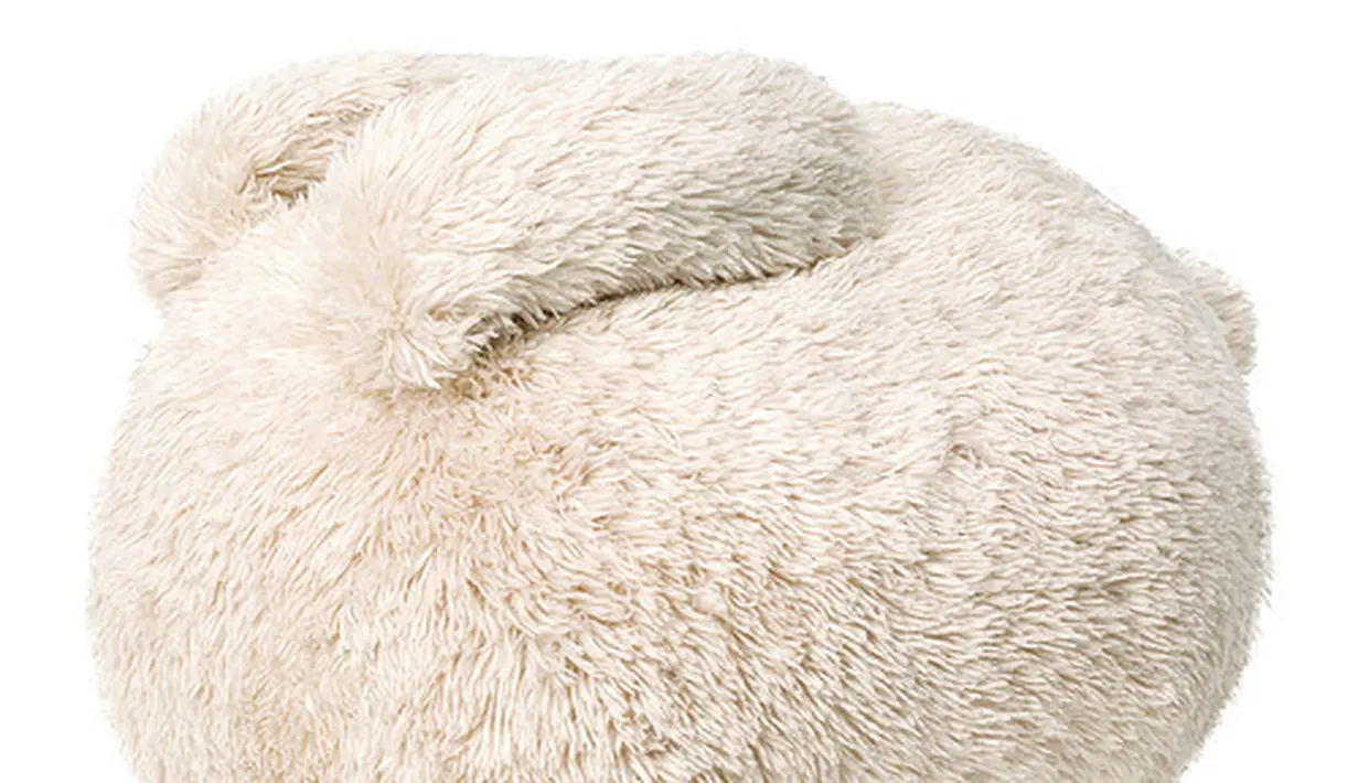 Ciptakan energi yang tenang dengan bantal yang cozy. Bantal kursi kelinci ini sangat cocok untuk kamu gunakan saat bersantai di sofa dan untuk menciptakan vibe yang homey di ruang tamu selama perayaan berlangsung. Desainer IKEA Willy Chong dan Zhelin Lian mengatakan, “Imlek tahun ini merayakan kedatangan tahun kelinci dan sebagai bagian dari koleksi FÖSSTA, kami menggabungkan kelinci menggemaskan ini dalam desain produk-produk kami. Kami berharap dapat meningkatkan semangat Tahun Baru Imlek di rumah kamu sekaligus membawa nuansa yang rileks nan meriah di era pasca-pandemi ini.”  / Foto dok IKEA.