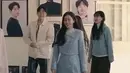 Melansir @kfashionsin, Kim Tae Hee mengenakan atasan Blue Sequin Boucle Cropped Jacket seharga $630 atau sekitar Rp 9.840.379. Dipadukan Blue Sequin Boucle Mini Skirt $325 / Rp 5.076.386. Serta mengenakan heels dari Roger Vivier seharga Rp29 jutaan. [Netflix]