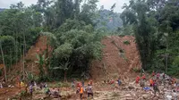 Sulitnya akses menuju lokasi yang tertimbun longsor menyulitkan tim SAR Gabungan mendatangkan alat berat. (DEVI RAHMAN/AFP)