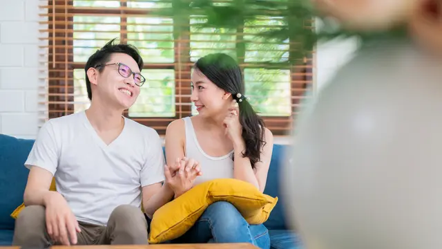 perempuan dan pasangan 11 juli genggam