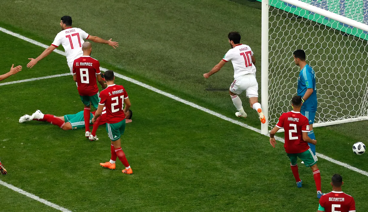 Pemain Iran merayakan gol setelah pemain Maroko Aziz Bouhaddouz memasukan bola ke gawangnya sendiri saat bertanding pada gurp B Piala Dunia 2018 di St Petersburg Stadium, Rusia, (15/6). Iran menang tipis 1-0. (AP Photo/Andrew Medichini)