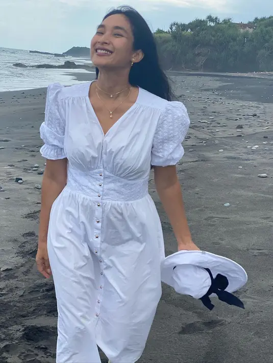 Happy Salma, terjun di dunia hiburan sudah sangat lama. Berbagai judul film, sinetron dan panggung teater sudah dilakoninya. Bukan hanya itu, ia juga memiliki bisnis lainnya. Ia pun menjadi salah satu tokoh paling berpengaruh di Asia tahun 2020 versi Tatler. (Instagram/happysalma)