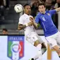 Bek Inggris, Nathaniel Clyne (kiri) berebut bola dengan pemain italia  Matteo Darmian saat laga persahabatan di Juventus Stadium,Italia, Rabu (1/4/2015). Italia bermain imbang 1-1 atas Inggris. (REUTERS/Giorgio Perottino)