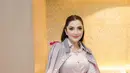 <p>Setelan jaket dan rok yang dikenakan memiliki warna gradasi pink abu-abu. Detail beads di pundak dan pinggang bikin tampilan simplenya terlihat elegan [@ashanty_ash]</p>