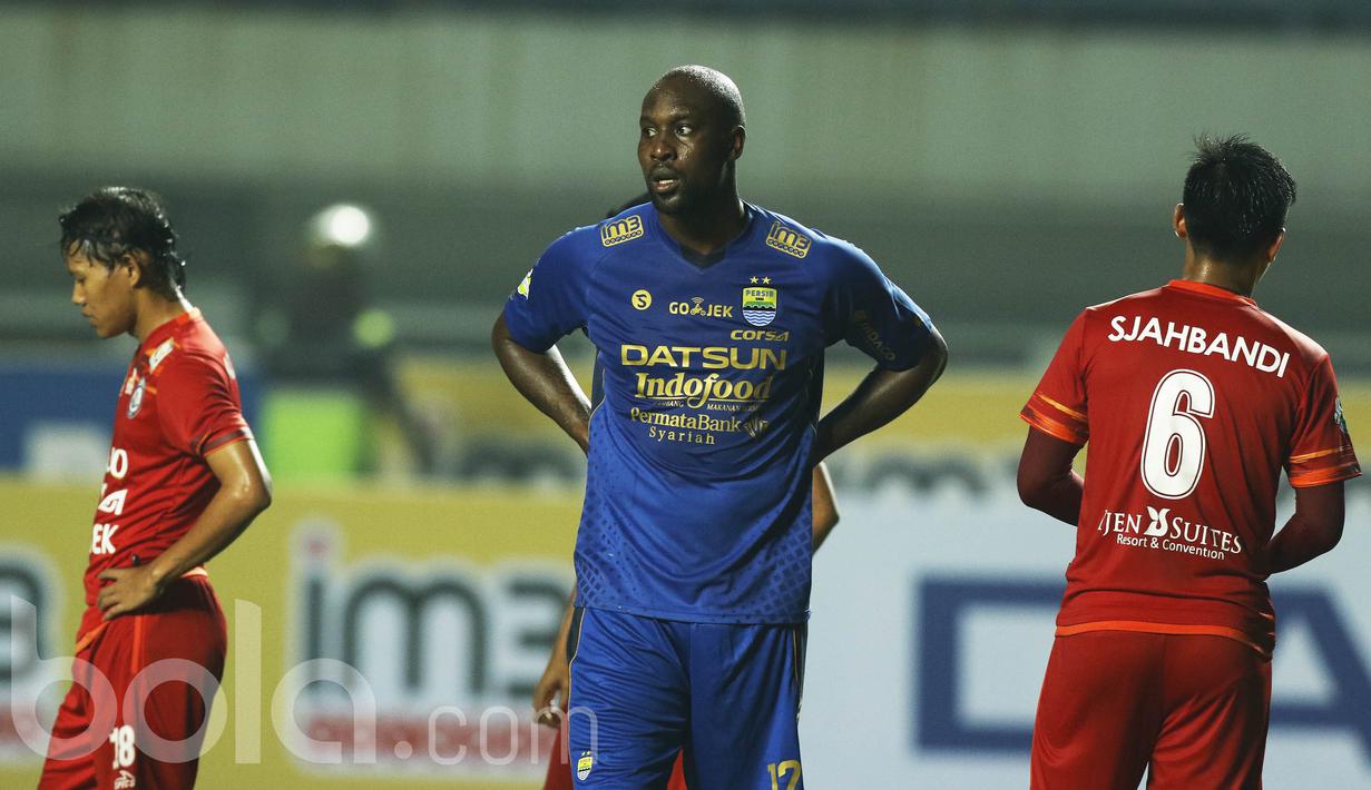 Striker Persib Bandung, Carlton Cole, saat debut resmi bersama Persib Bandung. Carlton Cole melakoni debutnya dari bangku cadangan usai menggantikan Shohei Matsunaga pada pertengahan babak kedua. (Bola.com/M Iqbal Ichsan).
