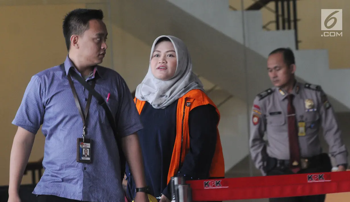 Bupati nonaktif Bekasi Neneng Hasanah Yasin usai menjalani pemeriksaan lanjutan di Gedung KPK, Jakarta, Jumat (8/2). Neneng diperiksa dalam kapasitasnya sebagai tersangka tekait kasus dugaan suap izin proyek pembangunan Meikarta. (Merdeka.com/Dwi Narwoko)