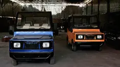 Penampilan minicars yang merupakan produk lokal Mesir yang dipajang di garasi di Kerdasa, Kairo, Mesir (1/8). Pembuat mincars ini berharap, mobil kecil tersebut dapat menggantikan alat transportasi roda tiga Tuk Tuk di Mesir. (AP Photo/Nariman El-Mofty)