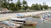 Perahu Nelayan saat dilintasi oleh para pebalap pada etape ke-5 Tour de Singkarak dari Pantai Carocok-Painan menuju pantai Gondoriah-Pariaman, Sumatera Barart. (Bola.com/Nicklas Hanoatubun)