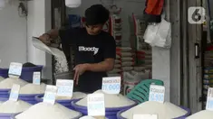 Pedagang beras melayani pembeli di pinggir Jalan Raya Pamulang, Tangerang Selatan, Banten, Jumat (11/12/2020). Jelang Natal dan Tahun Baru 2021, harga beras dipasaran masih normal tidak ada kenaikan. (merdeka.com/Dwi Narwoko)