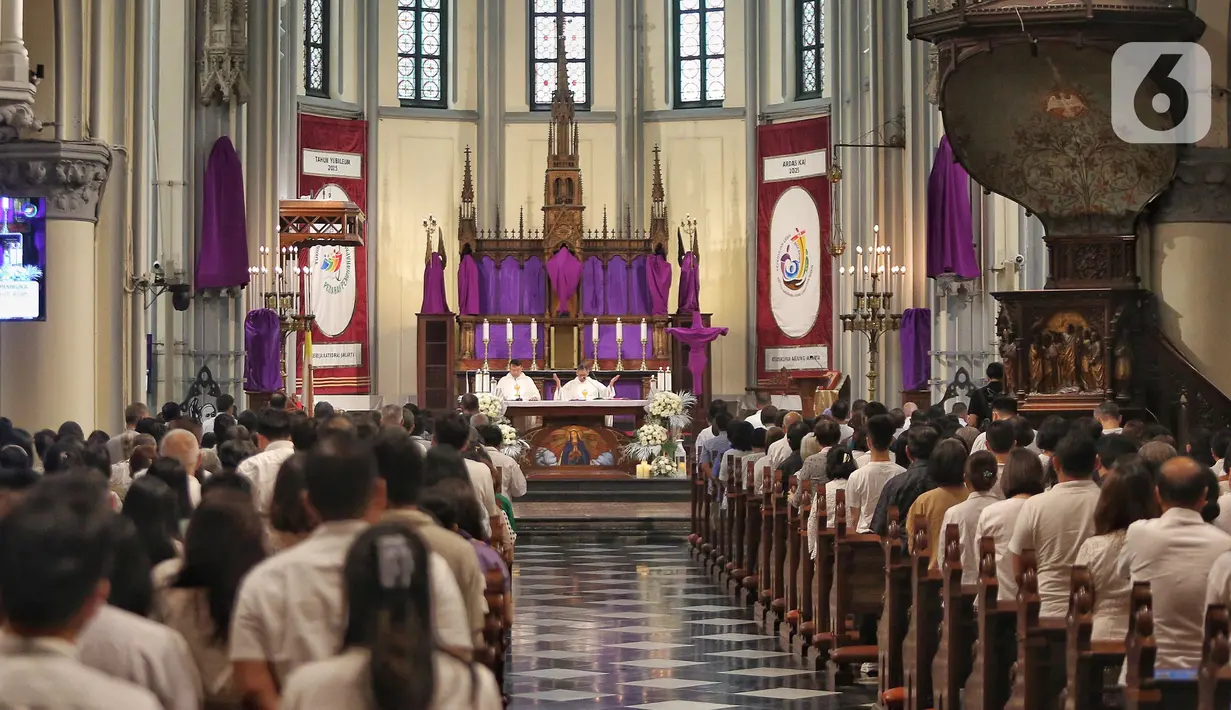 Suasana Misa Kamis Putih di Gereja Katedral, Jakarta, Kamis (17/4/2025). (Liputan6.com/Angga Yuniar)