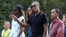 Mantan Presiden AS, Barack Obama dan rombongan menyapa para pengunjung lainnya saat berwisata di Candi Borobudur di Magelang, Jawa Tengah, Indonesia, (28/6). (AP Photo / Slamet Riyadi)