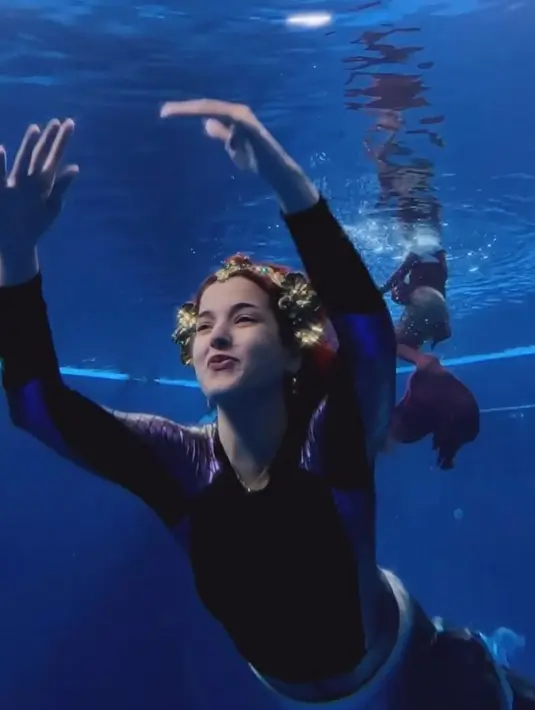 Ketiganya baru-baru ini juga menyelam bersama. Tak tanggung-tanggung, mereka tampil totalitas pakai kostum putri duyung. [Instagram/tasyafarasya/nandarsynt]