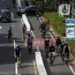 Warga bersepeda saat uji coba pembatas jalur sepeda permanen di kawasan Sudirman, Jakarta, Minggu (28/2/2021). Dalam uji coba tersebut terlihat masih banyak pesepeda yang melintas di luar jalur khusus yang telah disediakan. (Liputan6.com/Johan Tallo)