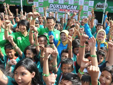 Puluhan murid SD Mexico mengikuti ‘Gerakan Energi Merah Putih untuk Indonesia’, Jakarta, Kamis (28/5/2015). Gerakan ini bertujuan untuk memberi dukungan moril bagi atlet Indonesia yang berlaga di Sea Games 2015 Singapura. (Liputan6.com/Herman Zakharia)