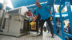 Kepala Badan Narkotika Nasional (BNN) Heru Winarko melakukan pemusnahan barang bukti narkoba jenis sabu, Jakarta, Kamis (26/7). Barang bukti sabu seberat 20,42 Kilogram dimusnahkan dengan cara dibakar. (Merdeka.com/Imam Buhori)