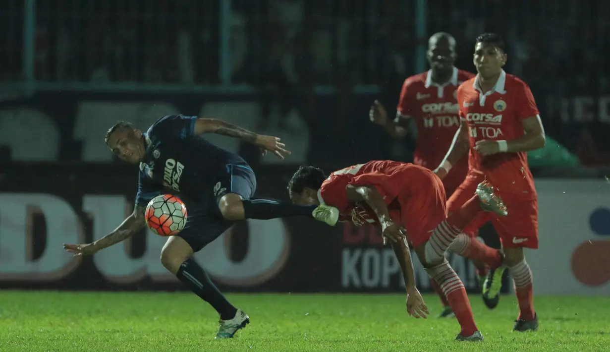 Bek Arema, Arthur Cunha, lepas dari kawalan pemain Persija pada laga Piala Presiden 2017 di Stadion Kanjuruhan, Malang, Sabtu (11/2/2017). Arema bermain imbang 1-1 melawan Persija. (Bola.com/Reza Bachtiar)