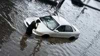 Ilustrasi mobil terendam banjir (autozone.com)