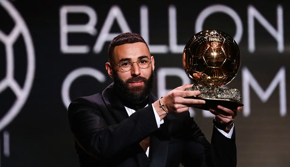 Pemain Real Madrid, Karim Benzema menerima penghargaan Ballon d'Or pada upacara penghargaan Ballon d'Or France Football 2022 di Theater du Chatelet di Paris, 17 Oktober 2022. (AFP/Franck Fife)