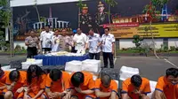 Polrestabes Surabaya mengungkap kasus peredaran tujuh juta butir pil koplo pada Rabu (11/3/2020). (Foto: Liputan6.com/Dian Kurniawan)