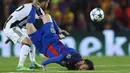 Striker Barcelona, Lionel Messi, terjatuh saat berebut bola dengan gelandang Juventus, Miralem Pjanic, pada leg kedua perempat final Liga Champions di Camp Nou, Rabu (19/4/2017). Skor berkahir imbang 0-0. (EPA/Alejandro Garcia)