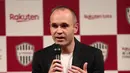 Mantan pemain Barcelona, Andres Iniesta memberi keterangan saat konferensi pers di Tokyo, Jepang, Kamis (24/5). Iniesta resmi bergabung dengan Vissel Kobe. (Behrouz MEHRI/AFP)