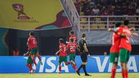 Selebrasi pemain Timnas Maroko U-17 setelah mencetak gol pertama ke gawang Timnas Indonesia U-17 dalam laga pamungkas Grup A Piala Dunia U-17 2023 yang berlangsung di Stadion Gelora Bung Tomo, Surabaya, Kamis (16/11/2023). (Bola.com/Bagaskara Lazuardi)