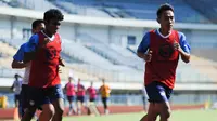 Dua pemain muda Persib Bandung, Syaiful dan Beckham Putra menjalani sesi latihan. (Bola.com/Erwin Snaz)