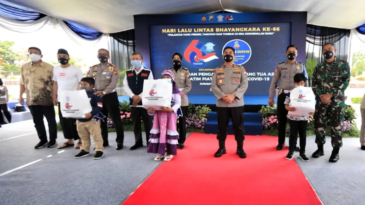 Ditlantas Jatim mencanangkan program anak asuh korban Covid-19. (Dian Kurniawan/Liputan6.com)