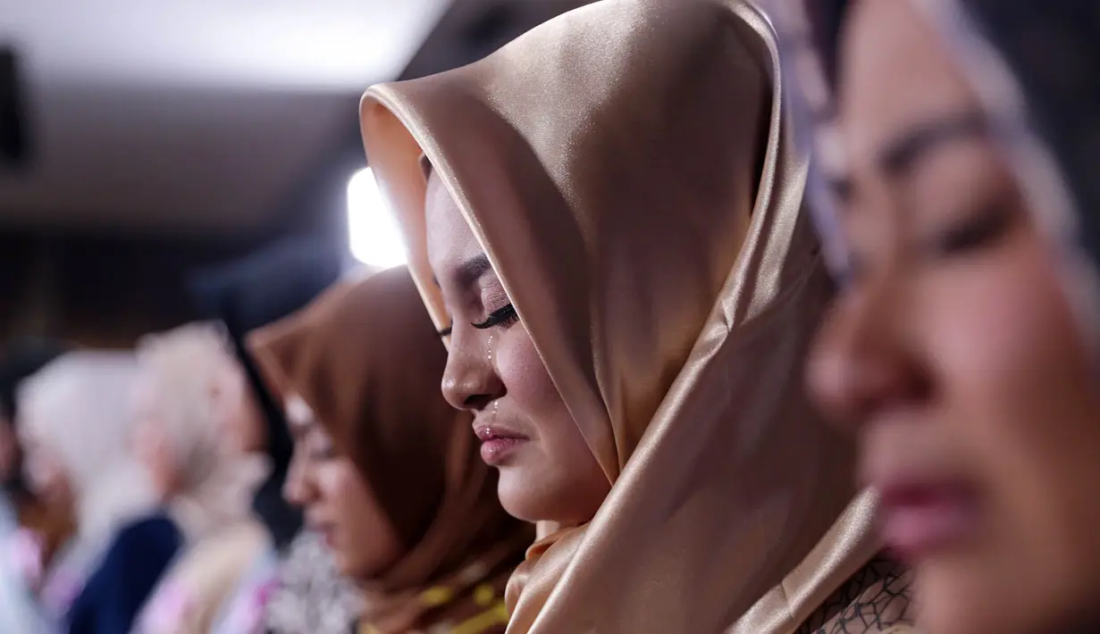 Tidak hanya pembekalan Psikologi, namun 20 finalis Puteri Muslimah Indonesia 2017 juga mengikuti serangkaian pembekalan lainnya. Di antaranya adalah koreografi di atas panggung, cat walk, mengaji, psikologi dan juga soal beraktin(Deki Prayoga/Bintang.com)