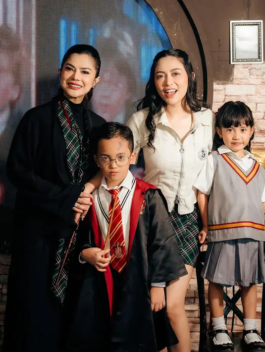 Dalam foto yang beredar, Rachel tampil menawan dengan kemeja putih lengan pemdek berpotongan kasual dan rok kotak-kotak ala seragam Hogwarts. [@vienstasman]
