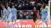 Gelandang AS Roma, Mohamed Salah, melakukan selebrasi usai mencetak gol ke gawang Lazio pada semifinal Copa Italia di Stadion Olympic, Roma (4/4/2017). Salah resmi berseragam Liverpool dengan status pemain termahal. (EPA/Angelo Carconi)