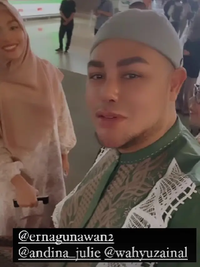 Pakai Baju Koko, Ini 6 Potret Ivan Gunawan saat Berangkat Ibadah Umrah