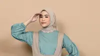 Gaya Sederhana dengan Hijab dan Jumpsuit: Warna Monokrom atau Soft Tones untuk Tampil Modis