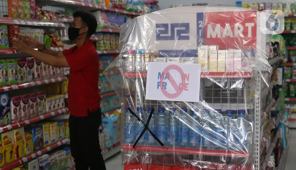 Produk Prancis yang diboikot di sebuah minimarket di Tangerang, Banten, Kamis (5/11/2020). Pemboikotan produk tersebut merupakan bentuk protes dan kecaman terhadap pernyataan Presiden Prancis Emmanuel Macron yang dianggap menghina Nabi Muhammad SAW dan umat Islam. (Liputan6.com/Angga Yuniar)