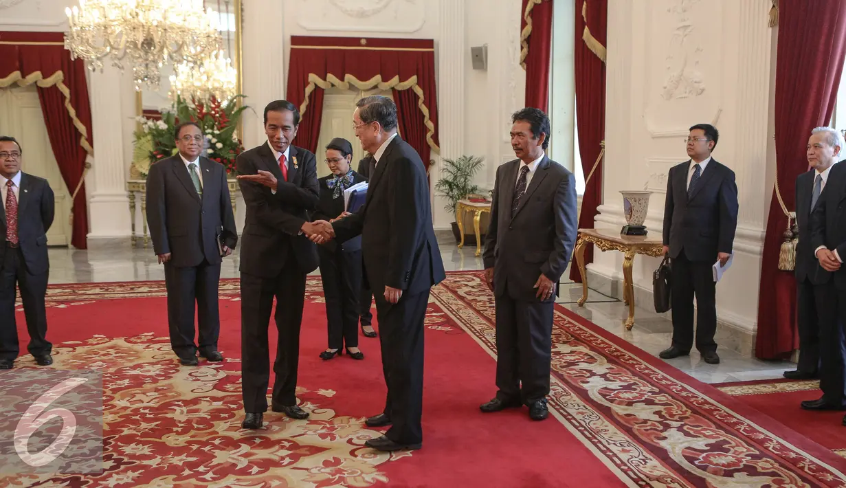 Presiden Joko Widodo mempersilahkan Ketua Parlemen Tiongkok Yu Zhengsheng memasuki Istana Merdeka, Jakarta, Senin (27/7/2015). Kedatangan Yu Zhengsheng untuk membahas investasi Tiongkok dan kerja sama di bidang kelautan. (Liputan6.com/Faizal Fanani)