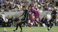 Striker Manchester City, Gabriel Jesus, berusaha melepaskan tendangan saat melawan Real Madrid pada laga ICC di Stadion Memorial Coliseum, California, Rabu (26/7/2017). Manchester City menang 4-1 atas Real Madrid. (AP/Jae C Hong)