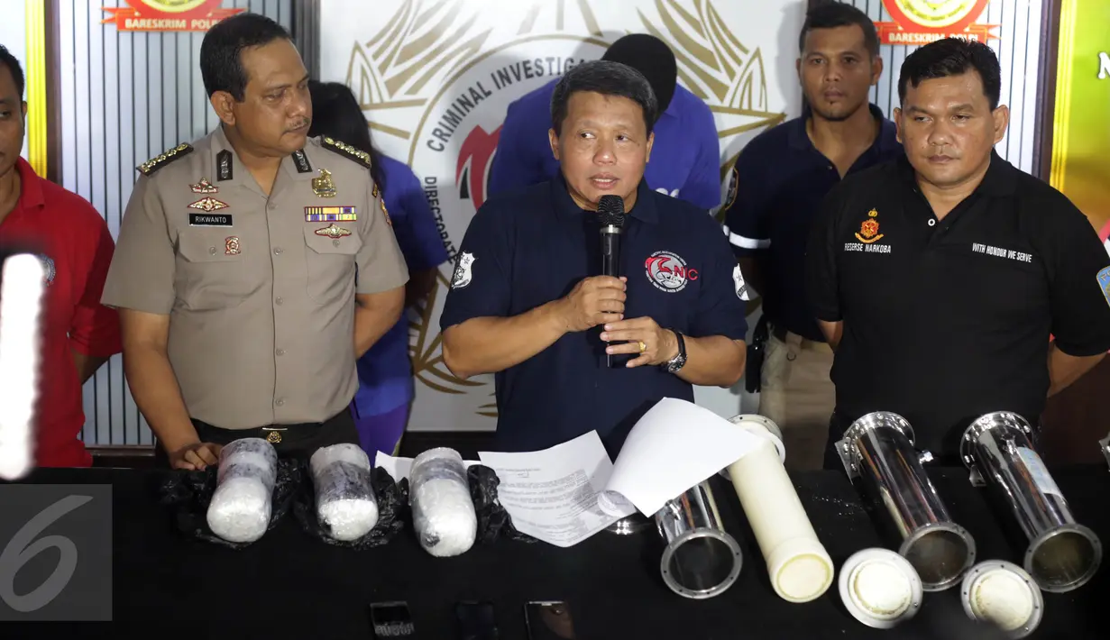 Direktorat Tindak Pidana Narkoba Bareskrim Polri berhasil mengungkap sindikat internasional peredaran narkotika jenis sabu jaringan Afrika, China & Jakarta dengan mengamankan dua tersangka, di Mabes Polri, Jakarta, Selasa (3/5). (Liputan6.com/Johan Tallo)