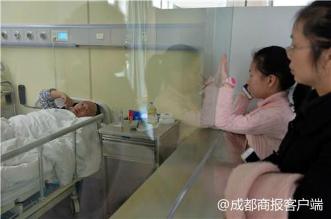 Zhenzhen saat menjenguk sang ayah di rumah sakit/copyright nextshark.com