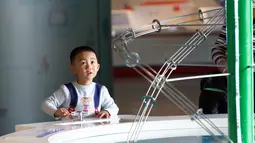Seorang anak mencoba sebuah alat peraga sirkulasi air di Museum Ilmu Pengetahuan dan Teknologi Nanjing saat Pekan Ilmu Pengetahuan dan Perdamaian Internasional di Nanjing, Provinsi Jiangsu, China timur (11/11/2020). (Xinhua/Zhang Meng)