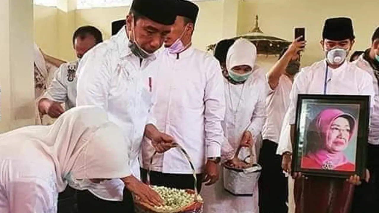 Momen Jokowi Makamkan Ibunda di Solo